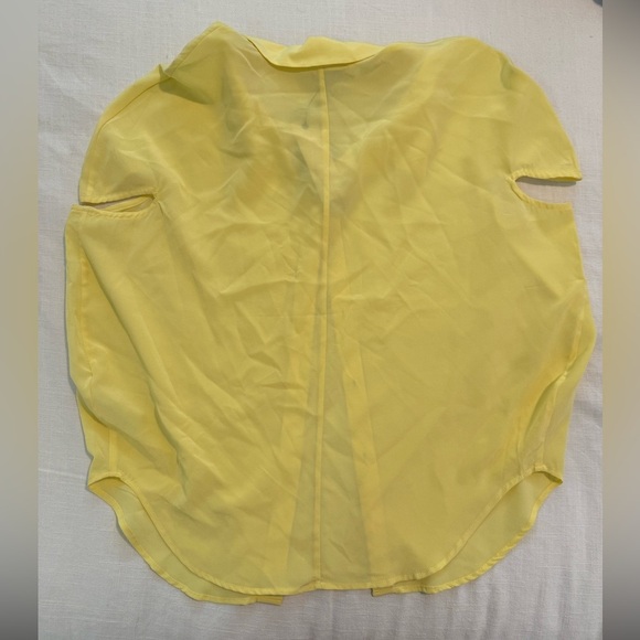 NWT HABITUAL Lennon Silk Blouse Lemon Verbena Yellow Short Sleeve Button Medium - Picture 8 of 8